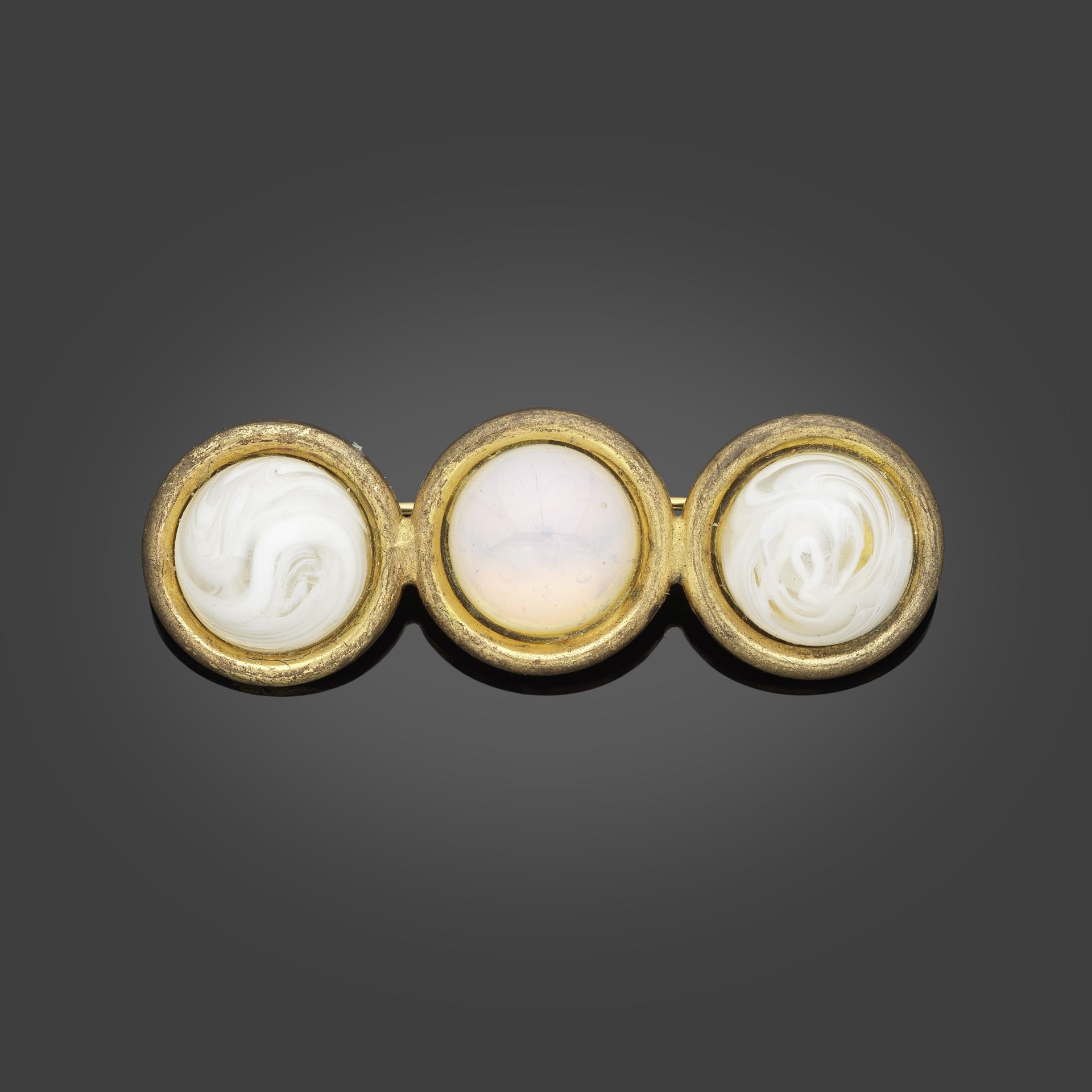 CHANEL, circa 1970/1980. Broche trois cercles en m&#233;tal dor&#233;. Cr&#233;ateur: Maison De...