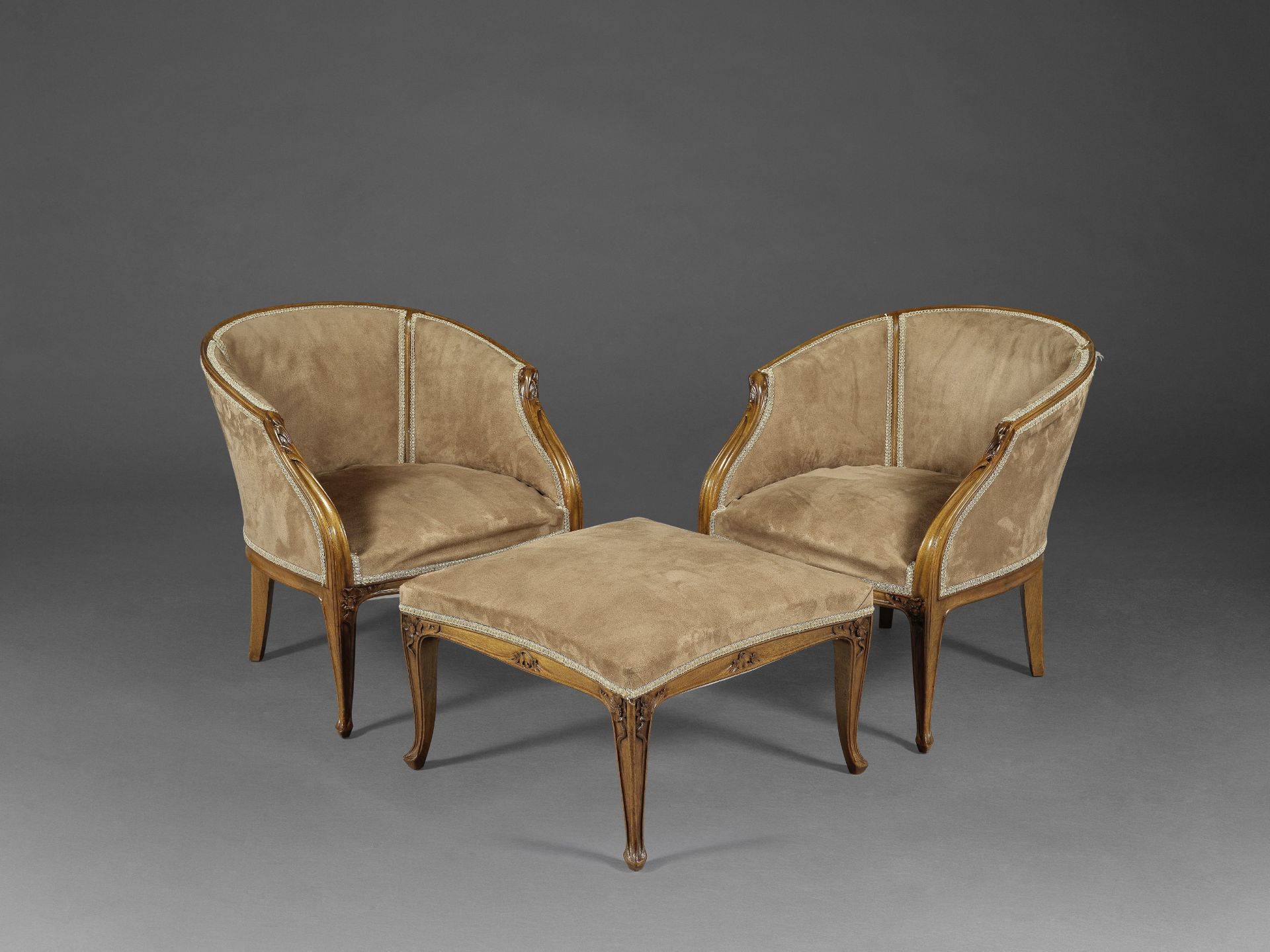 LOUIS MAJORELLE (1859-1926) Ensemble de deux fauteuils et un ottomanCirca 1900Courbaril et tissu...