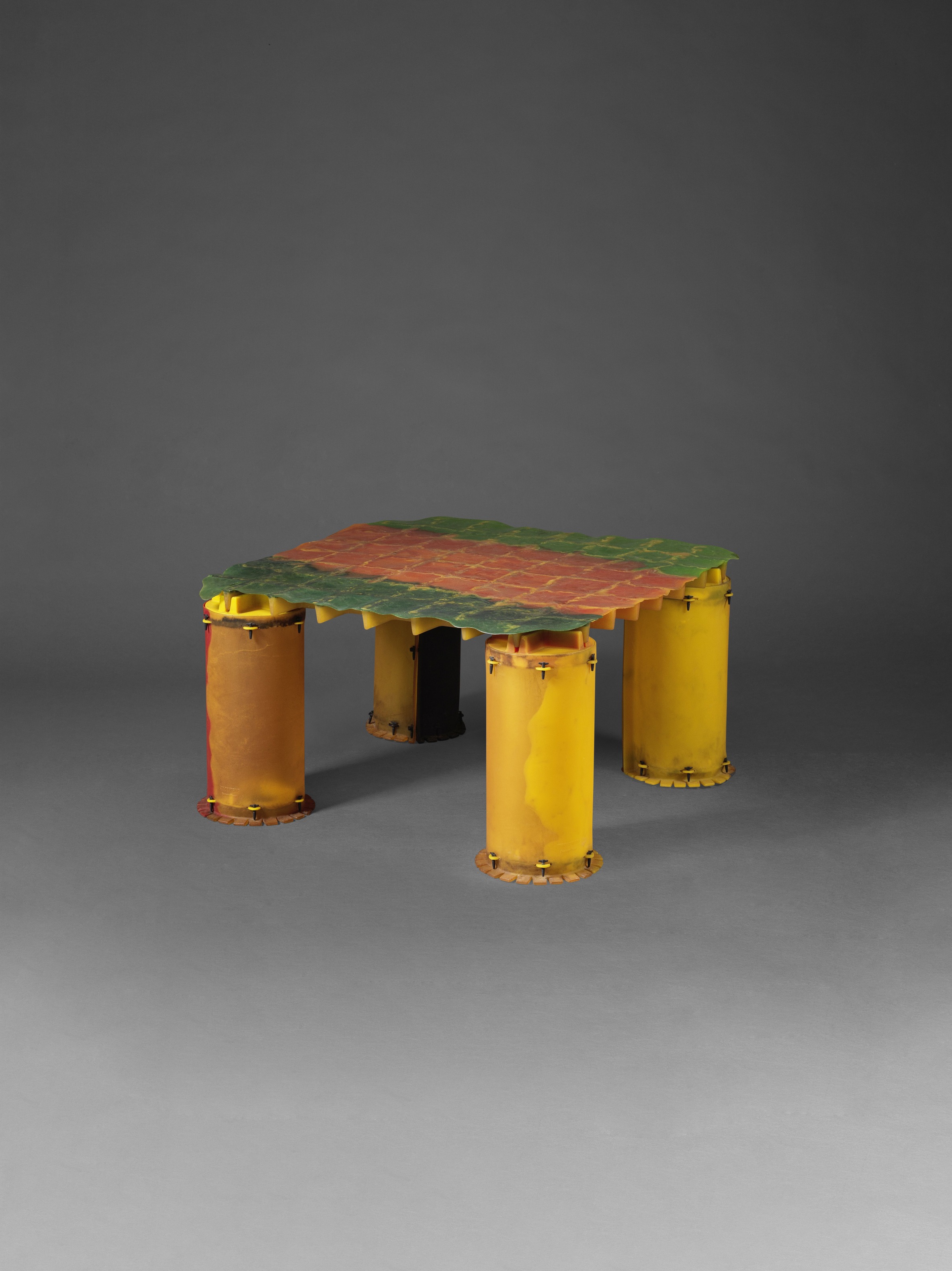 GAETANO PESCE (1939-2024) Table basse de la s&#233;rie Nobody's perfectCr&#233;ation en 2003Edit...