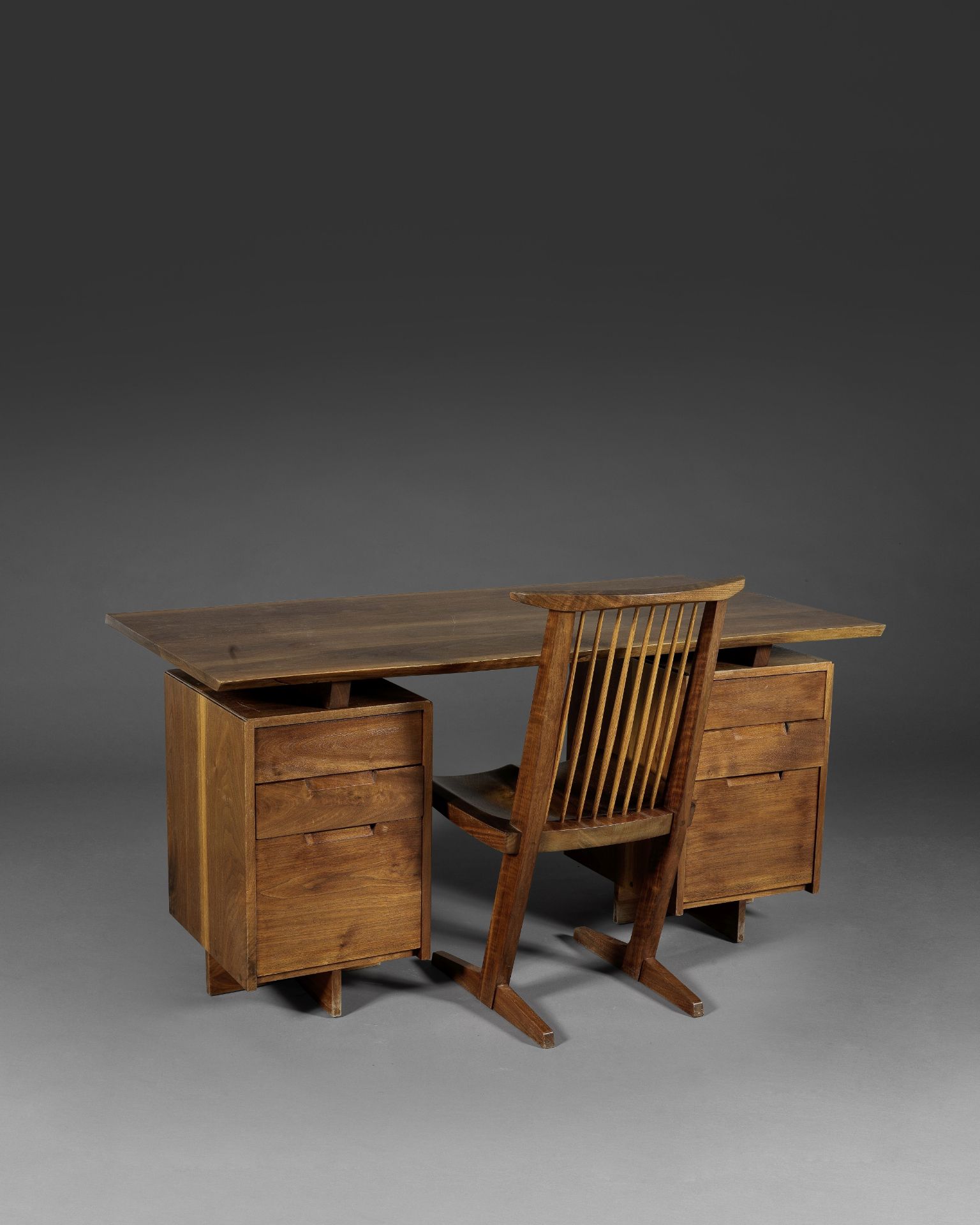 GEORGE NAKASHIMA (1905-1990) Ensemble comprenant un bureau Double Pedestal et une chaise ConoidL...