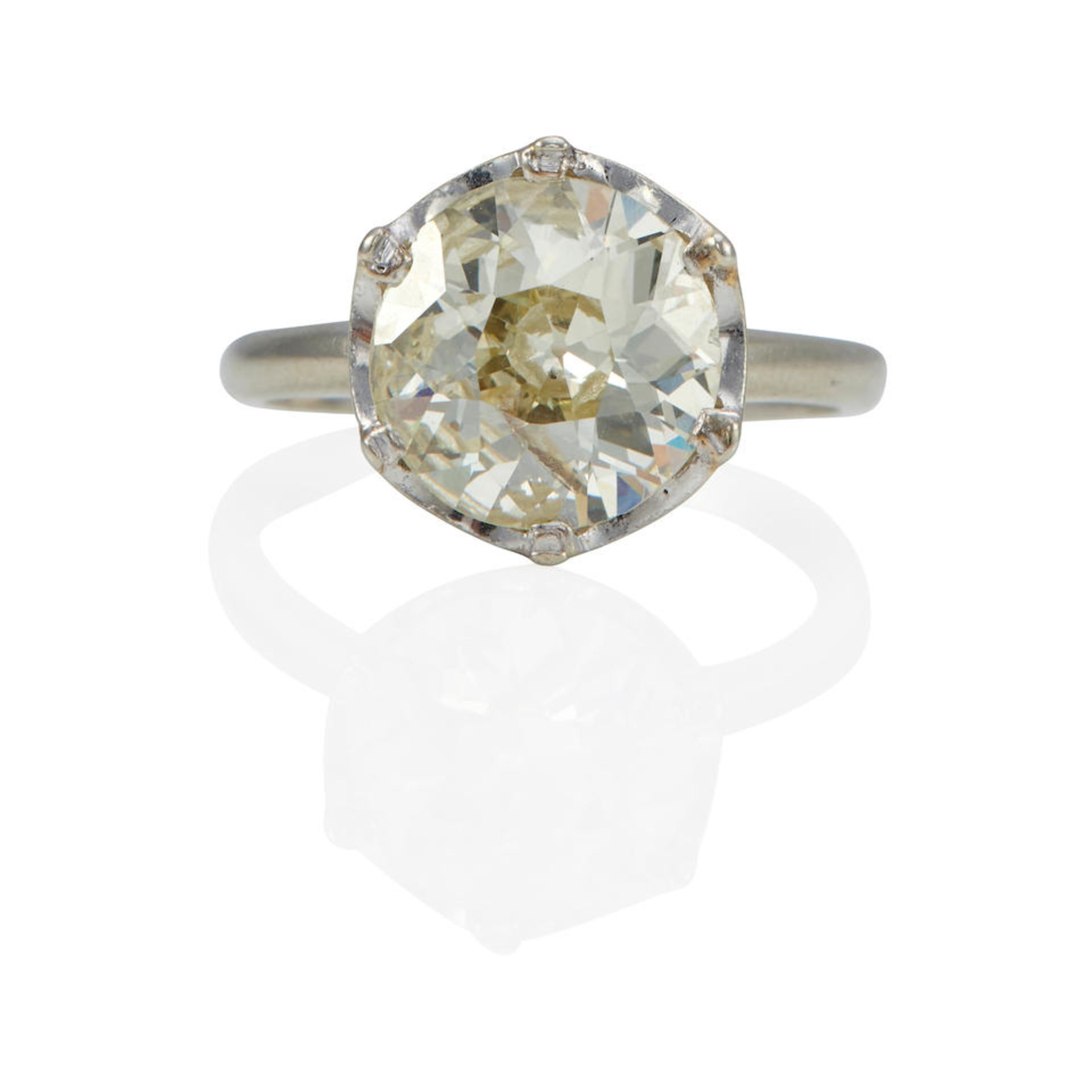 A WHITE GOLD DIAMOND SOLITAIRE RING