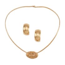 A 14K GOLD NECKLACE AND PAIR OF EARRINGS