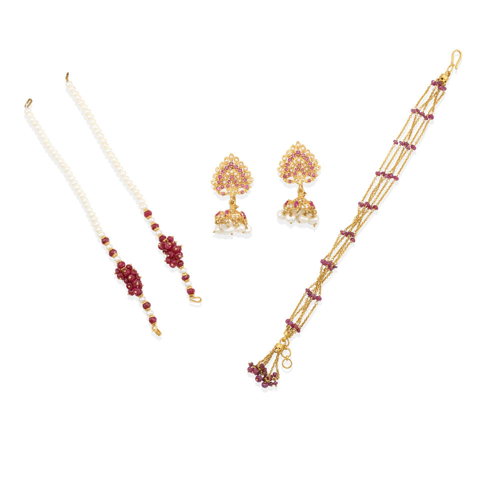 A GROUP OF 22K GOLD, CULTURED PEARL AND RUBY JEWELRY
