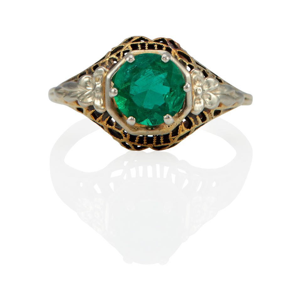 A 14K BI-COLOR GOLD AND SYNTHETIC EMERALD RING
