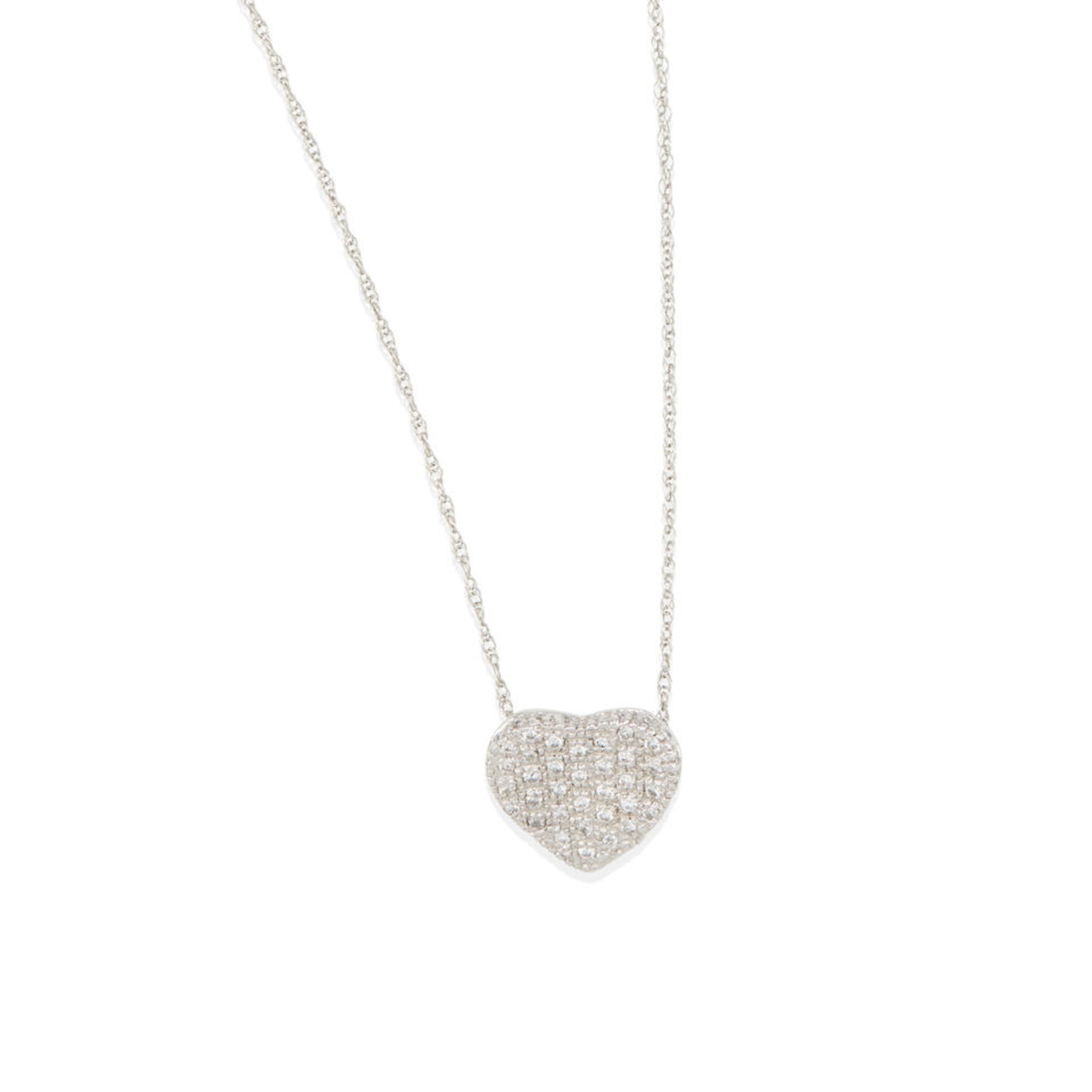 AN 18K WHITE GOLD AND DIAMOND HEART PENDANT NECKLACE
