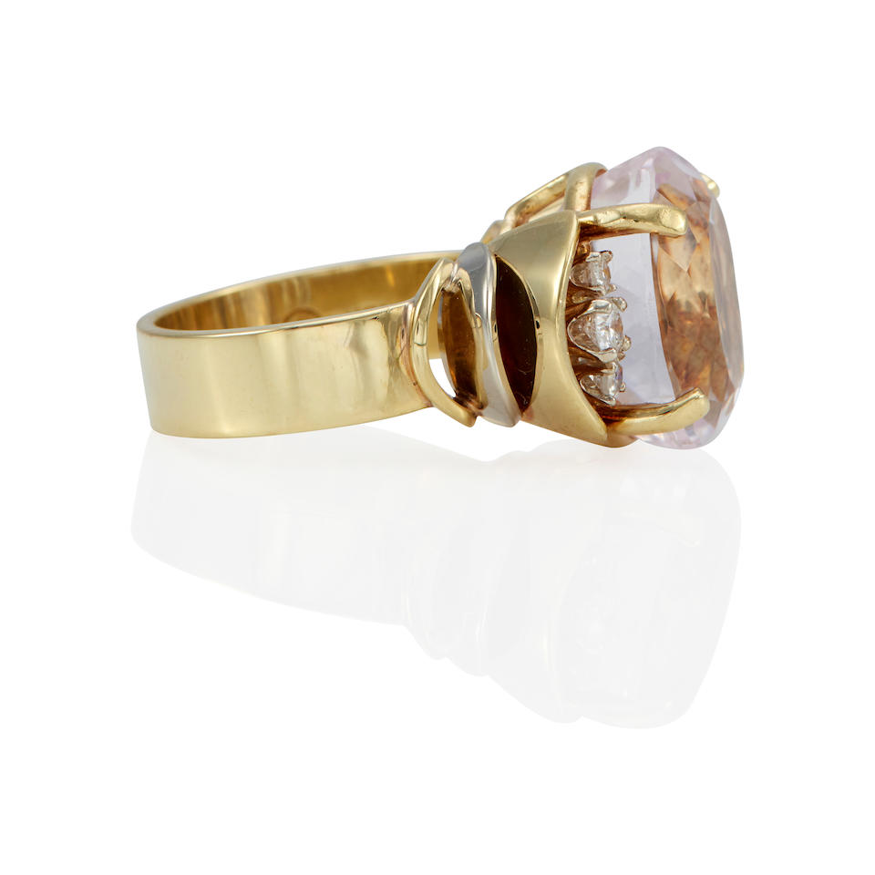 AN 18K GOLD, KUNZITE AND DIAMOND RING - Image 3 of 3