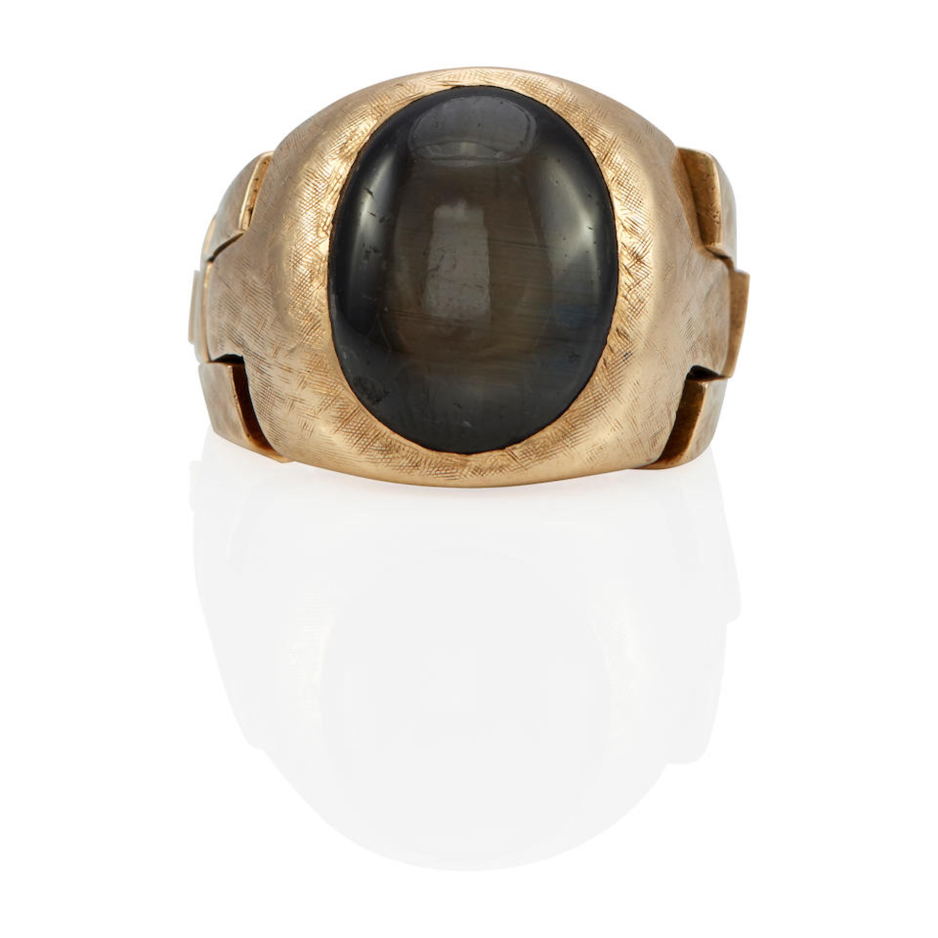 A 14K GOLD AND BLACK STAR SAPPHIRE RING