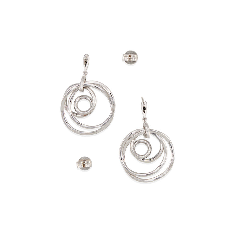 A PAIR OF 14K WHITE GOLD AND BLACK DIAMOND PENDANT EARRINGS - Image 3 of 3