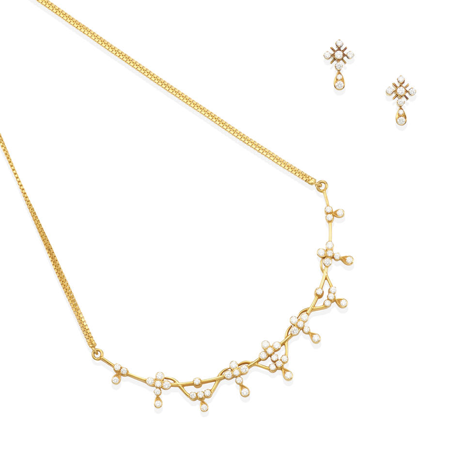 A PAIR OF 18K GOLD AND DIAMOND EARRINGS AND NECKLACE