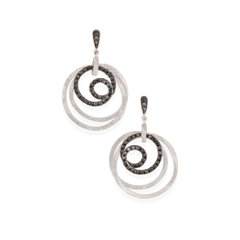 A PAIR OF 14K WHITE GOLD AND BLACK DIAMOND PENDANT EARRINGS