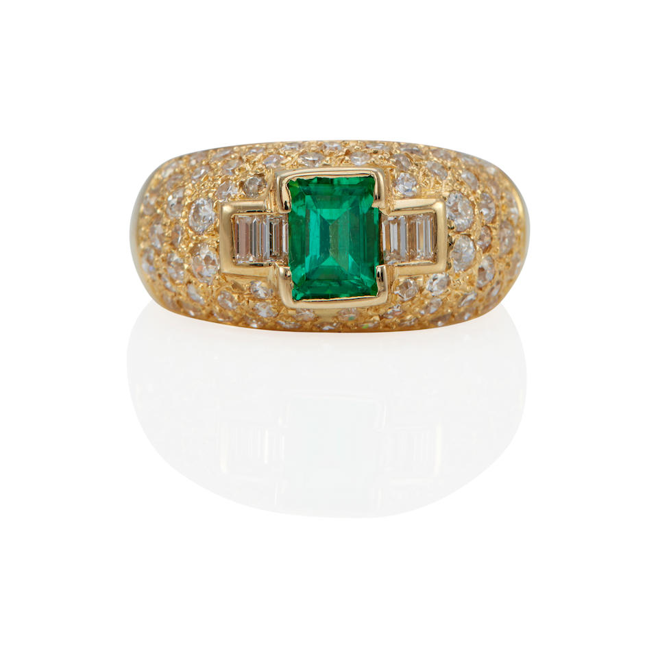 AN 18K GOLD, EMERALD, AND DIAMOND RING