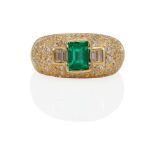 AN 18K GOLD, EMERALD, AND DIAMOND RING