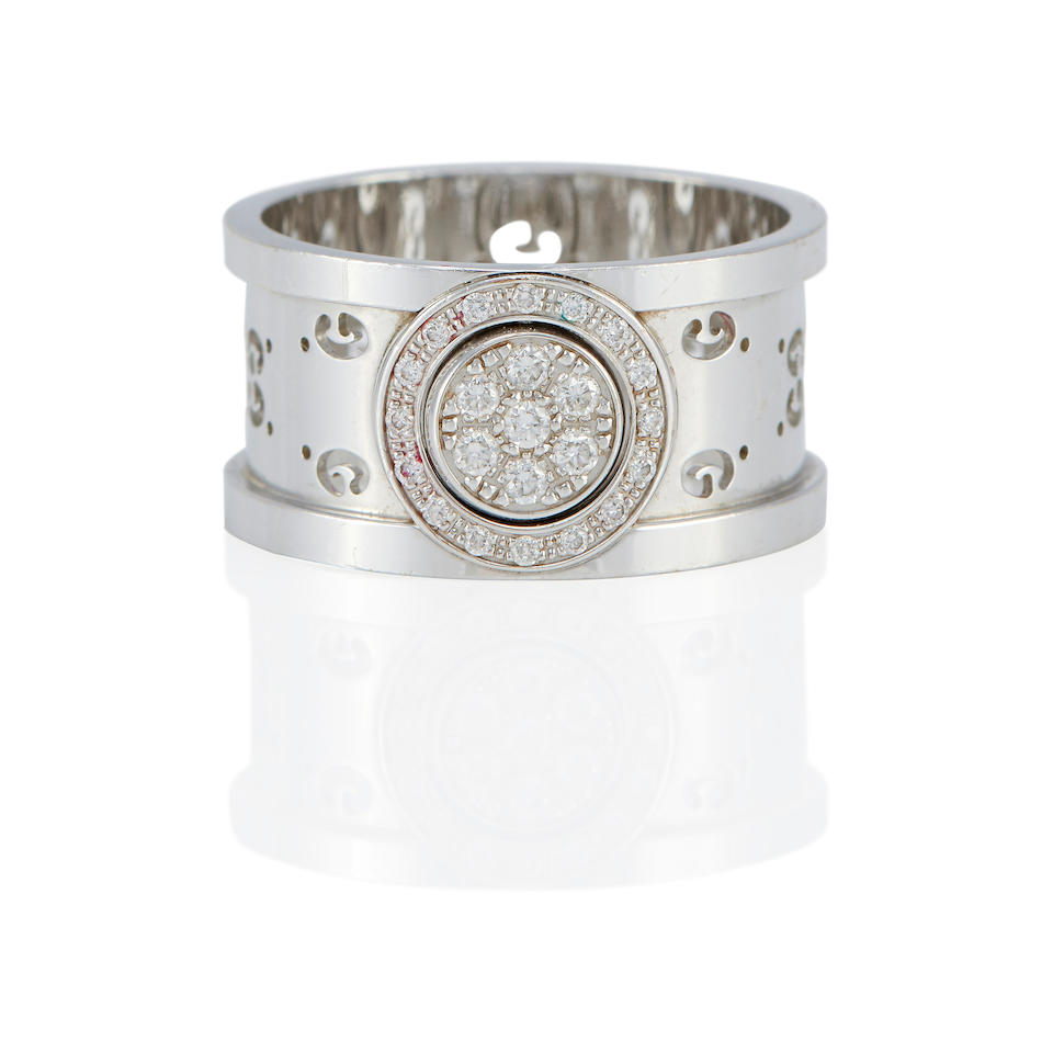 GUCCI: AN 18K WHITE GOLD AND DIAMOND 'ICON TWIRL' BAND RING