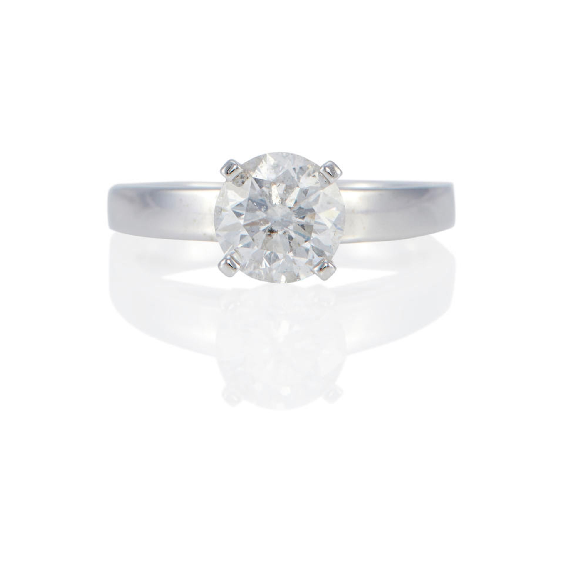 AN 18K WHITE GOLD AND DIAMOND SOLITAIRE RING