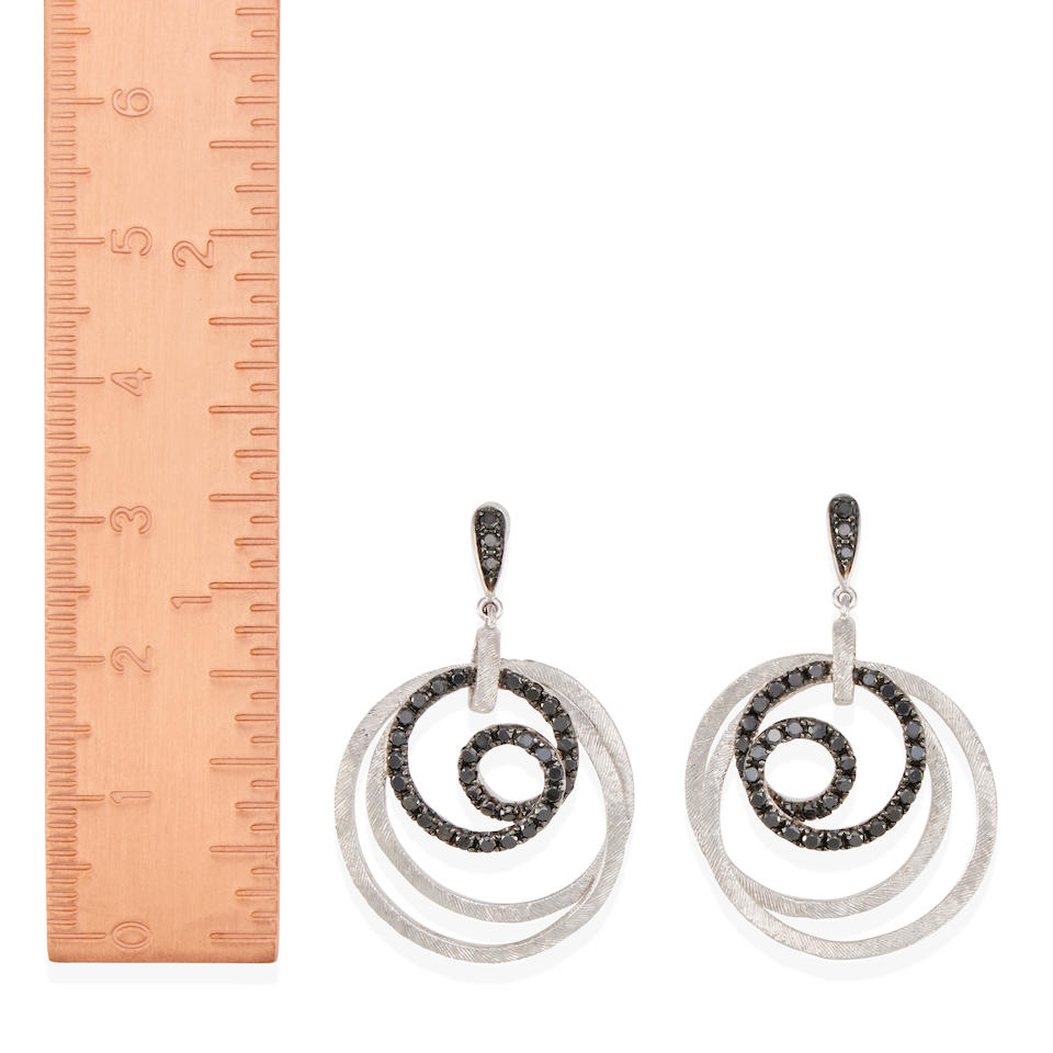 A PAIR OF 14K WHITE GOLD AND BLACK DIAMOND PENDANT EARRINGS - Image 2 of 3