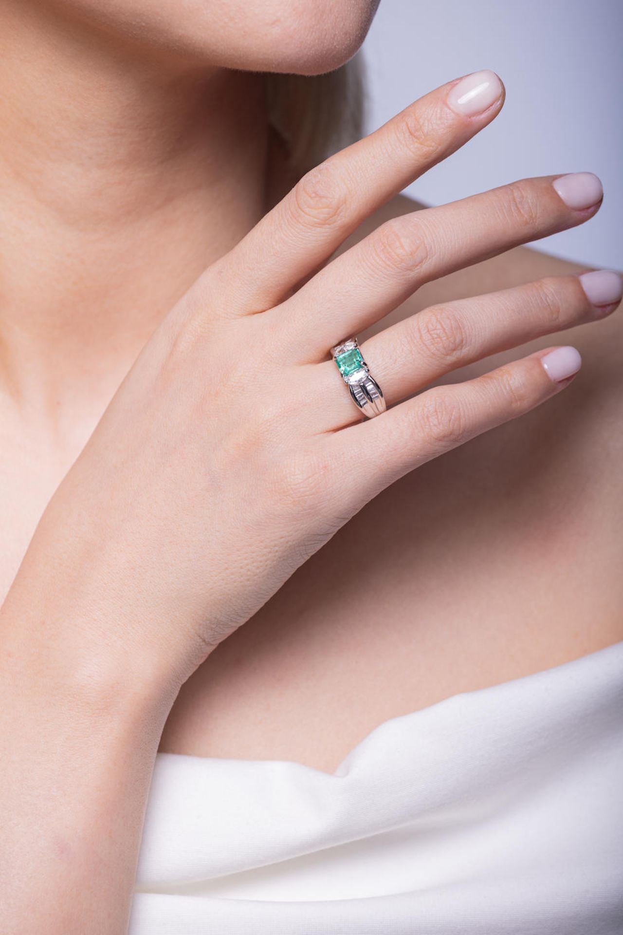 EMERALD AND DIAMOND RING - Image 2 of 2