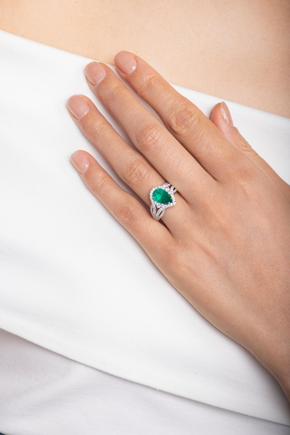 EMERALD AND DIAMOND RING - Image 4 of 4