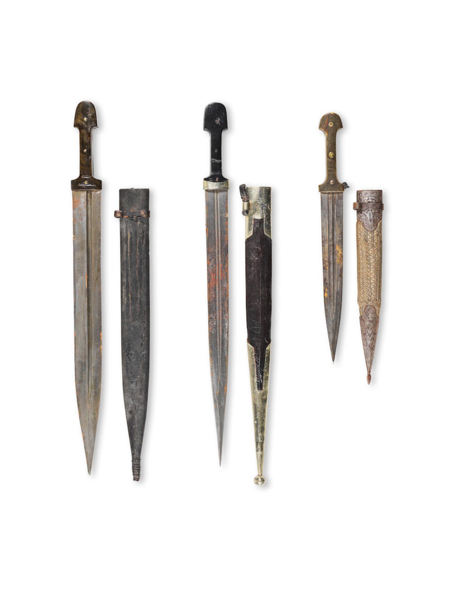 Trois dagues kindjals en acier et manches en corne, Caucase XIX-XXe siècle (3) - Bild 2 aus 2