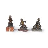 Trois putti en bronze à patine brune. France, XIXe siècle