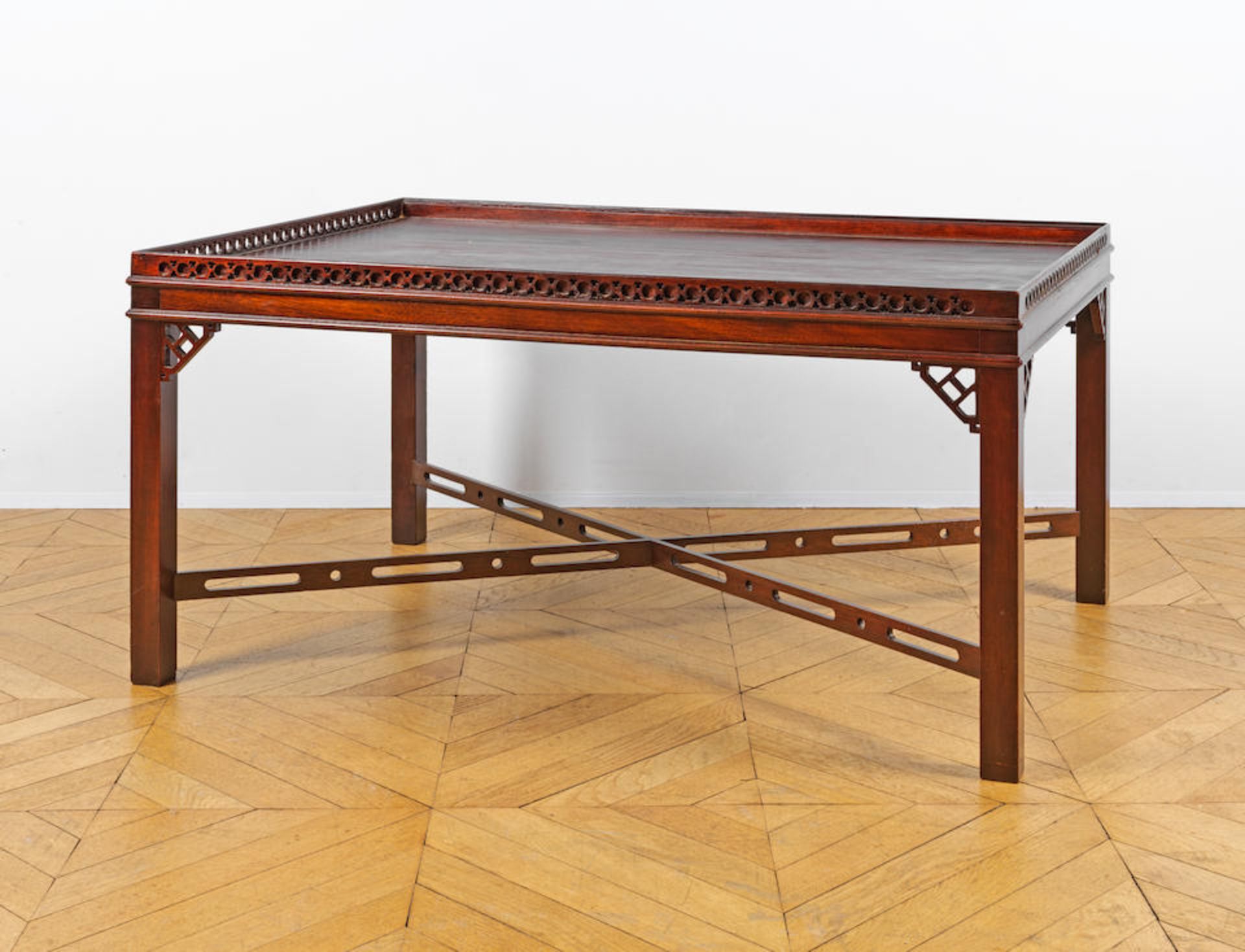 Table basse rectangulaire en acajou et bois teinté acajou. Angleterre, XXe siècle