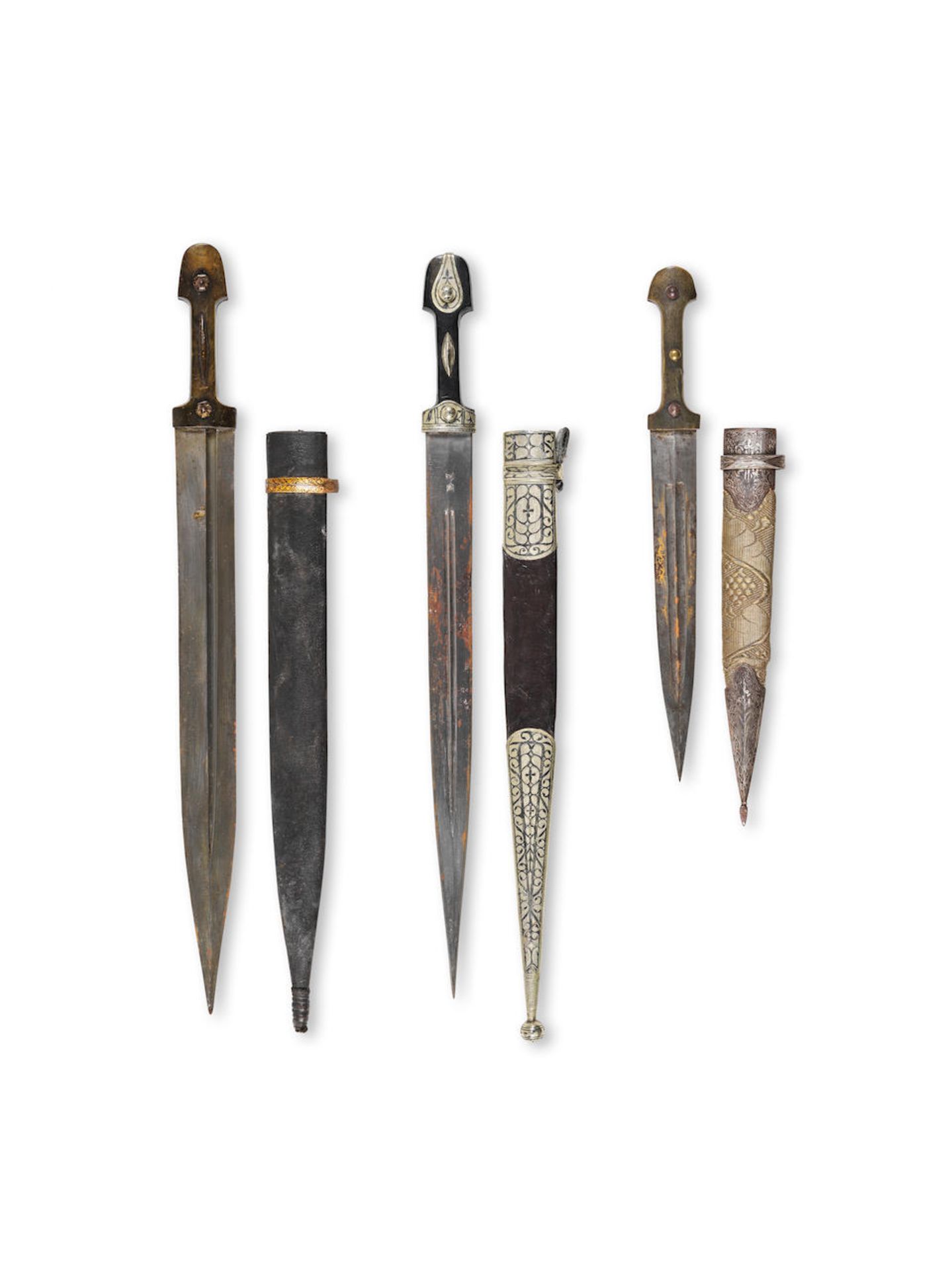 Trois dagues kindjals en acier et manches en corne, Caucase XIX-XXe siècle (3)