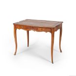 Table bureau en placage de bois de rose et satiné. France, époque Louis XV