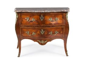 Commode galbée en placage de bois de rose et bois de violette, style Louis XV