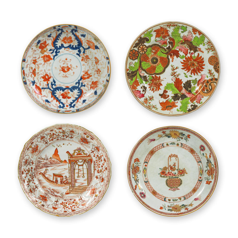 Ensemble de quatre assiettes en porcelaine à décors rouge de fer dépareillés...