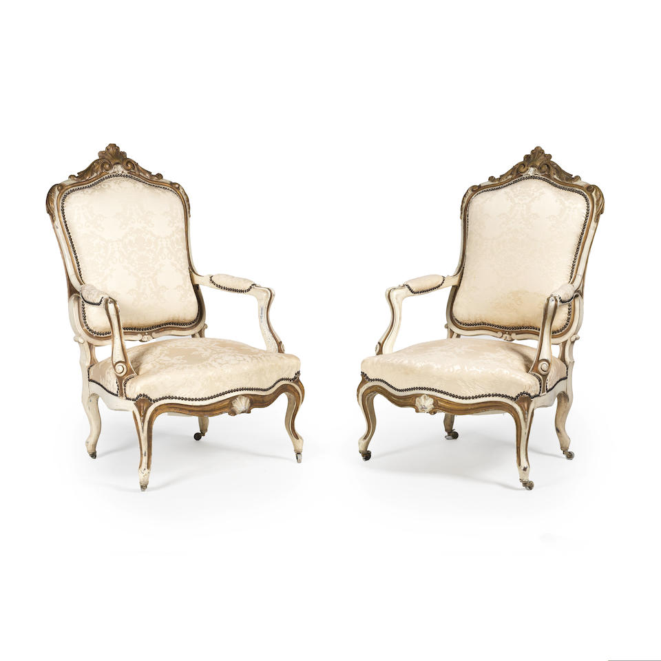 Paire de fauteuils en bois relaqué blanc et or. France, époque Napoléon III