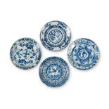 Ensemble de quatre assiettes en porcelaine à décors bleus dépareillés Chine....