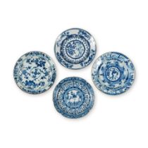 Ensemble de quatre assiettes en porcelaine à décors bleus dépareillés Chine....