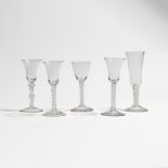 Quatre verres à pied et une flûte à champagne. Ca. 1765