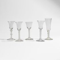 Quatre verres à pied et une flûte à champagne. Ca. 1765