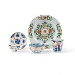 Assiette en porcelaine à décor végétal de la famille verte Chine. Dynastie Q...
