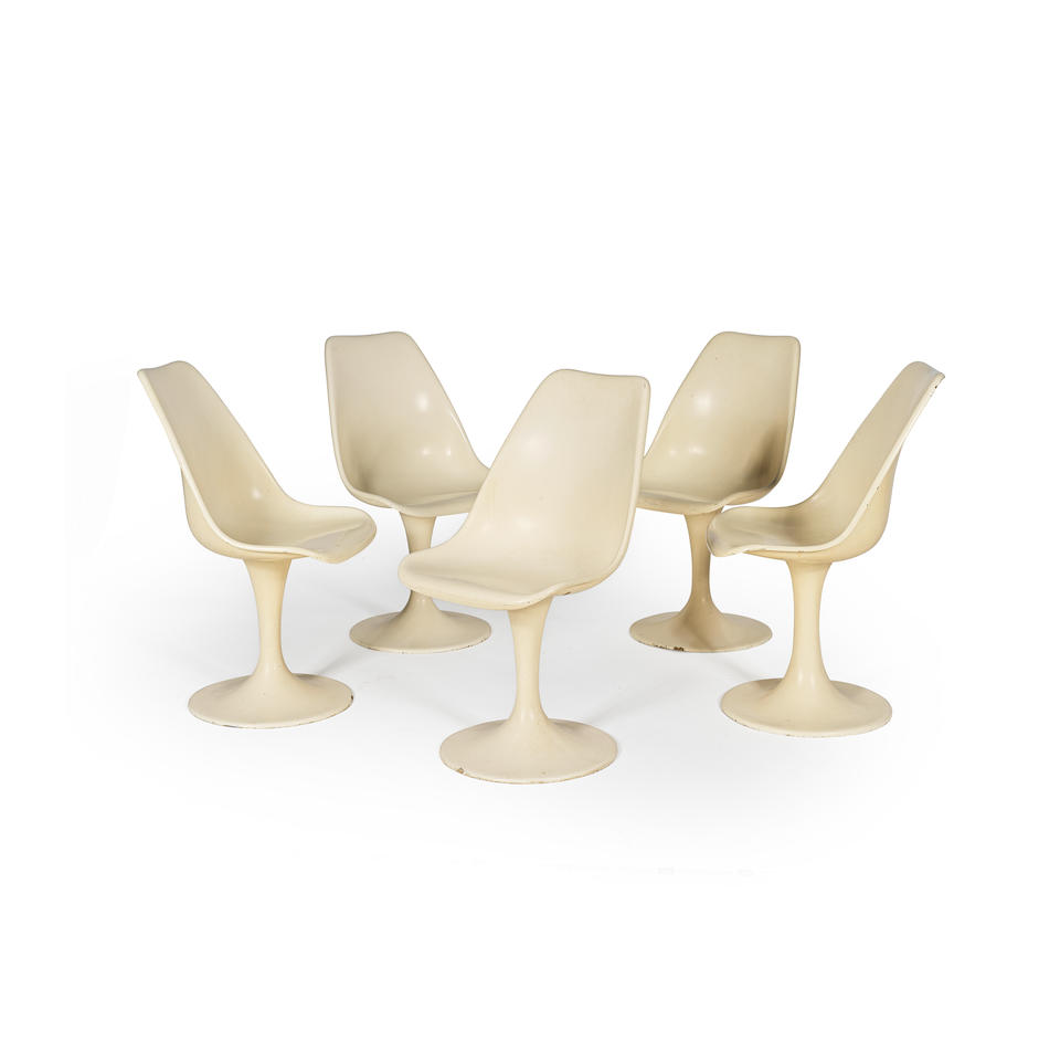Ensemble de cinq chaises blanches, dans le goût du modèle 'Tulip' d'Eero Saarinen