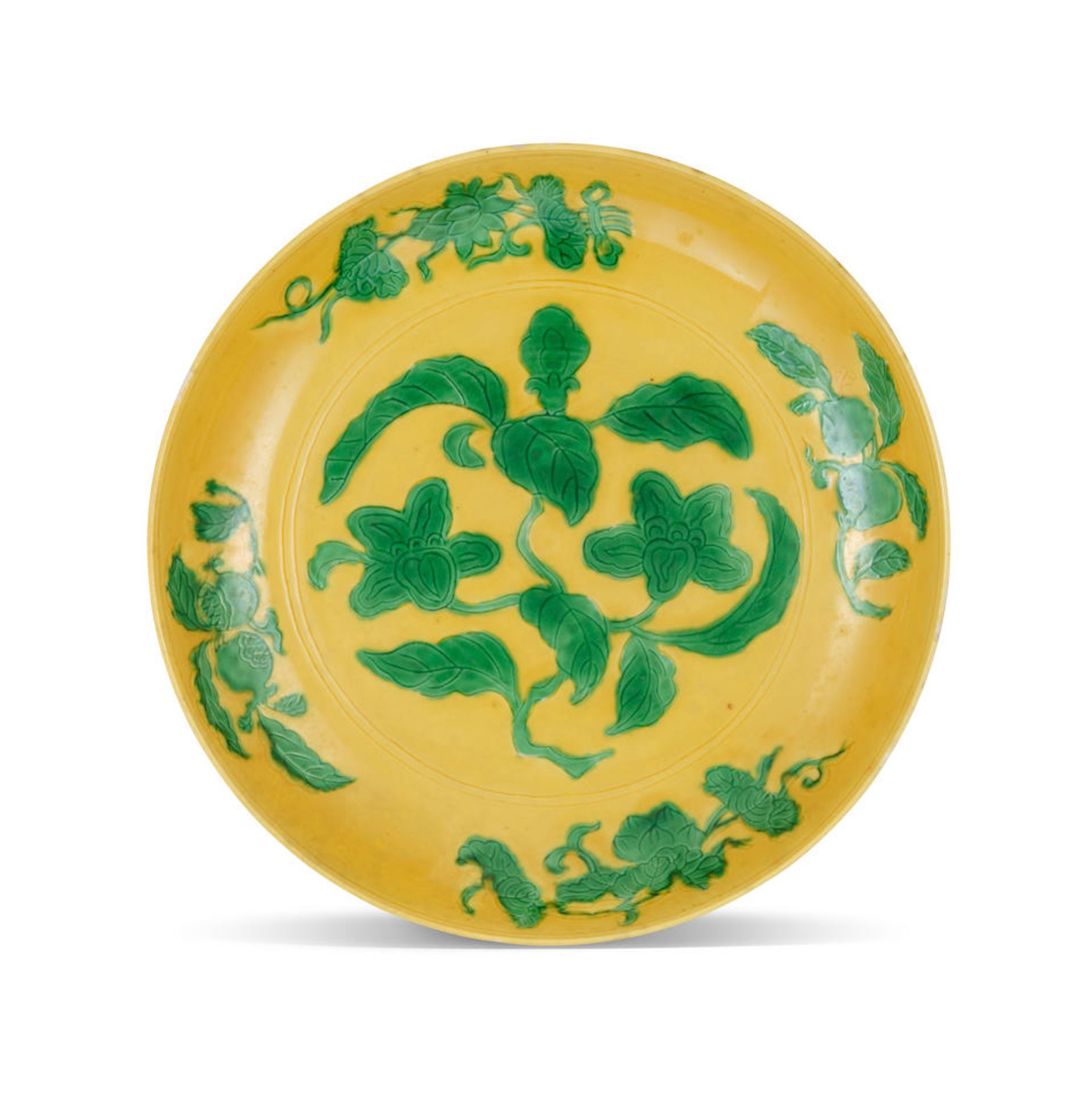 A YELLOW-GROUND GREEN-ENAMELLED 'FLORAL' DISH 18th/19th century