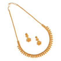 A 22K GOLD NECKLACE AND PAIR OF PENDANT EARRINGS
