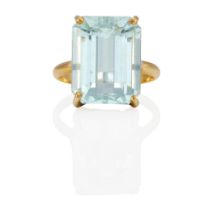 AN 18K GOLD AND AQUAMARINE RING