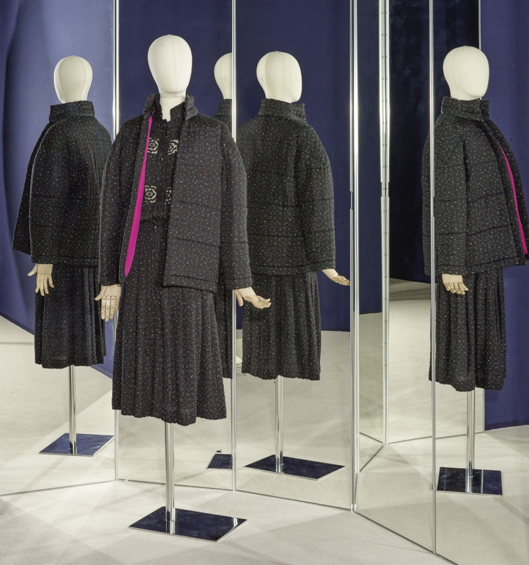 CHLOE, collection pr&#234;t &#224; Porter, circa 1975/1978. Ensemble robe et veste en soie cloqu...