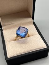 10ct yellow gold ring set with a large blue quartz stone. [Ring size R] [4.92grams]