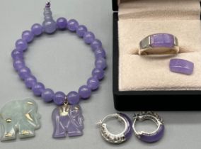 Chinese Lavender Coloured Jade bracelet fitted with a carved jade elephant fitted with 14ct yellow