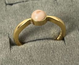 18ct yellow gold ring set with a single pearl. [3.39grams] [Ring Size M]