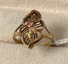 9ct yellow gold ring, designed with various leaves. [Ring size R] [3.44Grams]