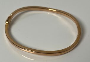 18ct yellow gold wavey style bangle. [7.27grams]