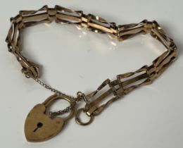 9ct yellow gold gate bracelet with heart shaped lock. [9.11grams]