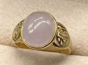 14ct yellow gold ring set with a purple jade cabochon gem stone. [Ring size Q] [3.97Grams]