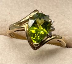 9ct yellow gold ring set with a green pear cut tourmaline gem stone off set with five round cut