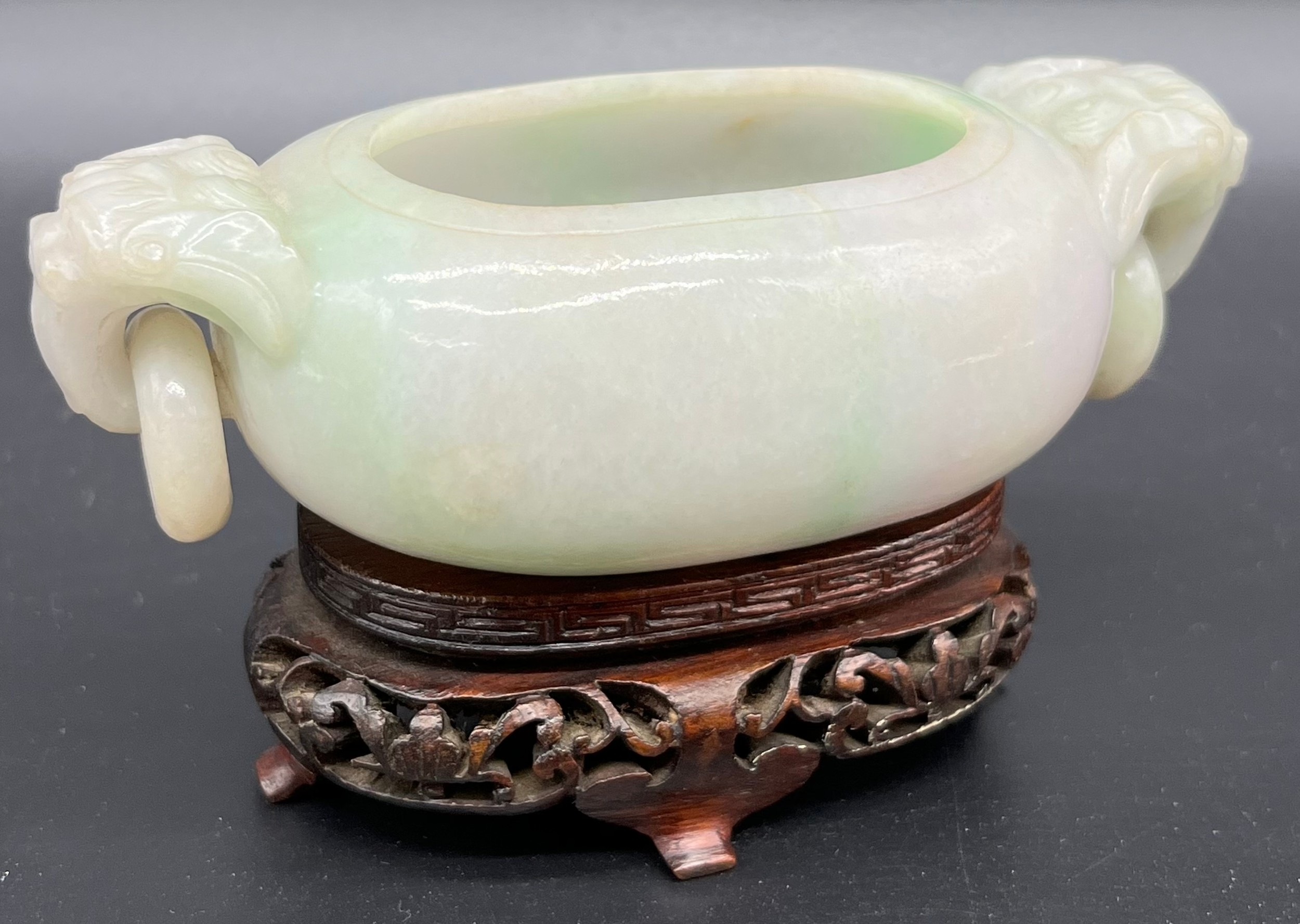 Antique Chinese pale jade small two handle urn vase, together with a later hand carved wooden stand. - Bild 8 aus 11