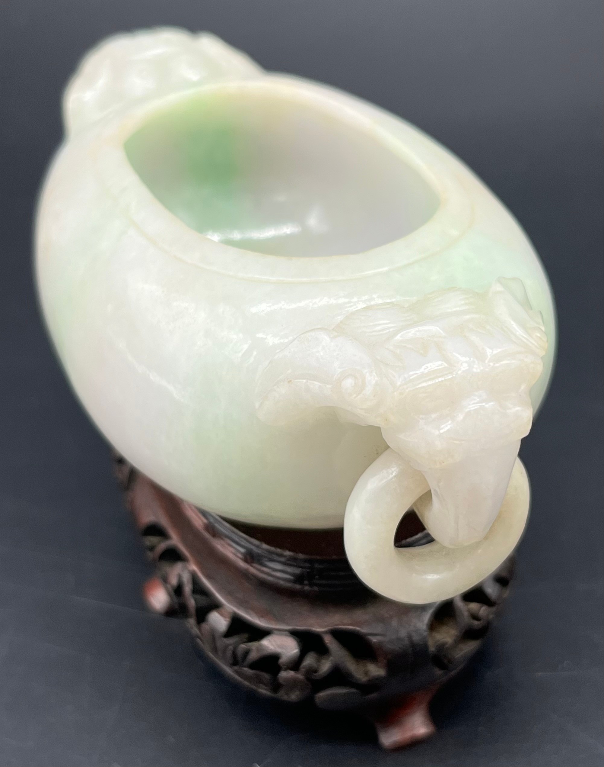 Antique Chinese pale jade small two handle urn vase, together with a later hand carved wooden stand. - Bild 4 aus 11