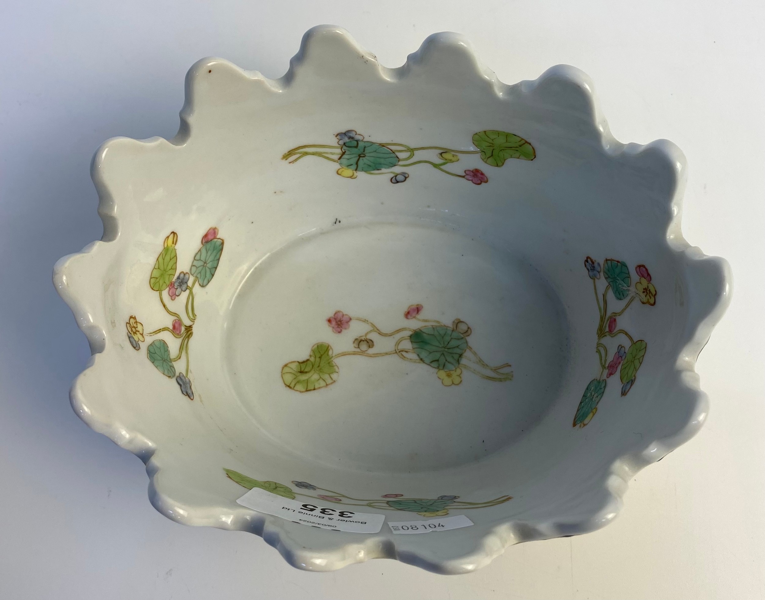 A Pair of 20th century Chinese Porcelain Jaune Ground Lion Head Monteith with Pheasant and Wolf - Bild 4 aus 8